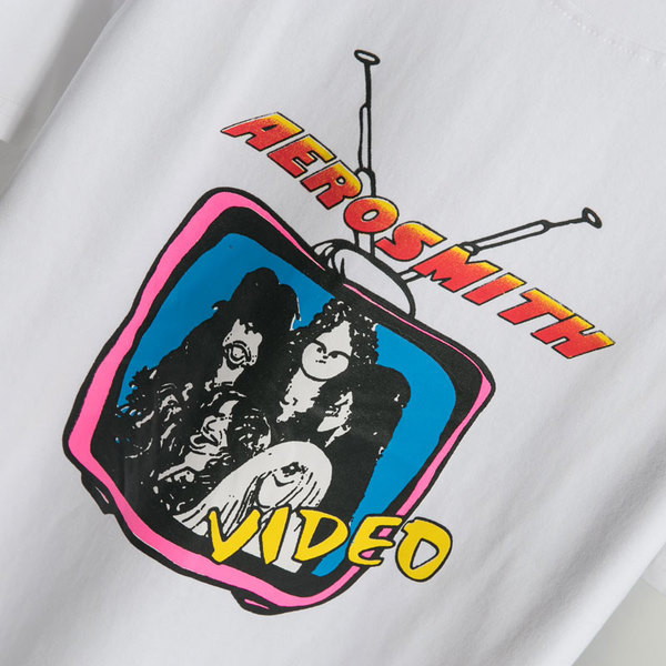 Rövid ujjú női póló fehér színben és színes nyomattal