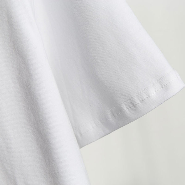 Rövid ujjú női póló fehér színben és színes nyomattal