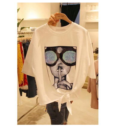 Fehér női póló mintával és flitterrel