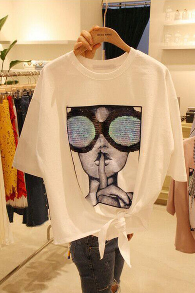 Fehér női póló mintával és flitterrel