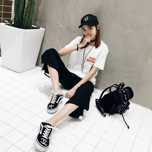 Γυναικείες μπλούζες κοντό μανίκι με ενδιαφέρουσα εφαρμογή - λευκό και μαύρο