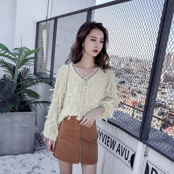 Stílusos női ing V-nyakkal és bojtcsatlakozással