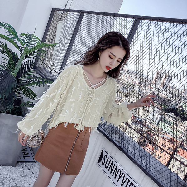 Stílusos női ing V-nyakkal és bojtcsatlakozással