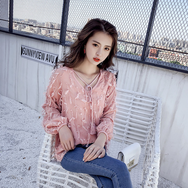 Stílusos női ing V-nyakkal és bojtcsatlakozással