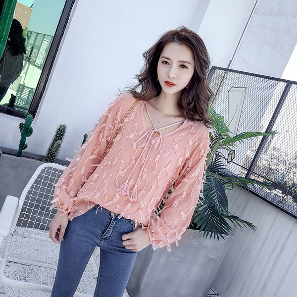 Stílusos női ing V-nyakkal és bojtcsatlakozással