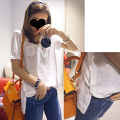 Σύγχρονη γυναικεία μπλούζα με τσέπη και πλευρικά κουμπιά