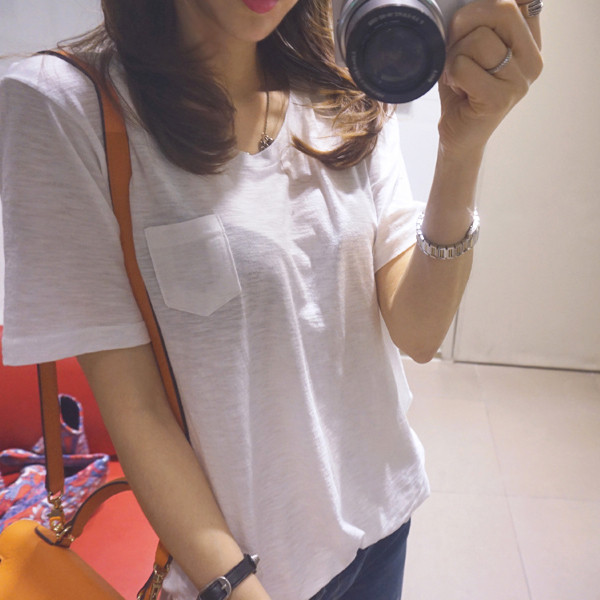 Σύγχρονη γυναικεία μπλούζα με τσέπη και πλευρικά κουμπιά