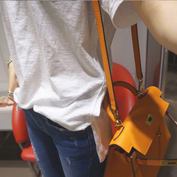 Σύγχρονη γυναικεία μπλούζα με τσέπη και πλευρικά κουμπιά