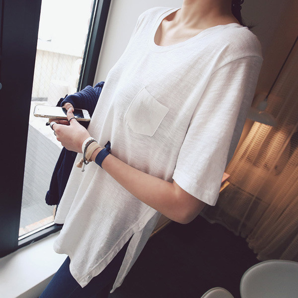 Σύγχρονη γυναικεία μπλούζα με τσέπη και πλευρικά κουμπιά