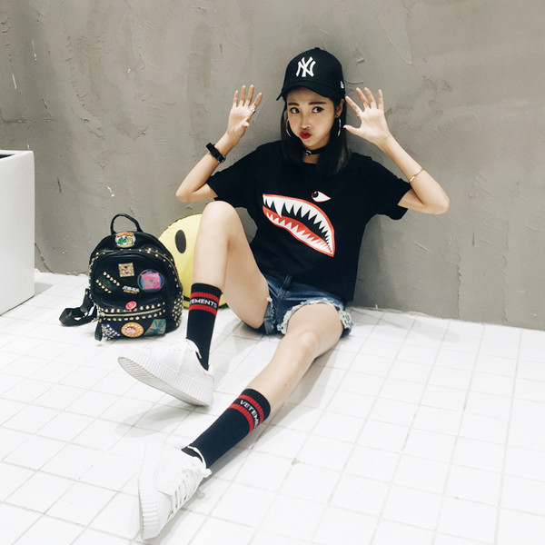 Női alkalmi blúz rövid ujjal, érdekes alkalmazással - fehér és fekete