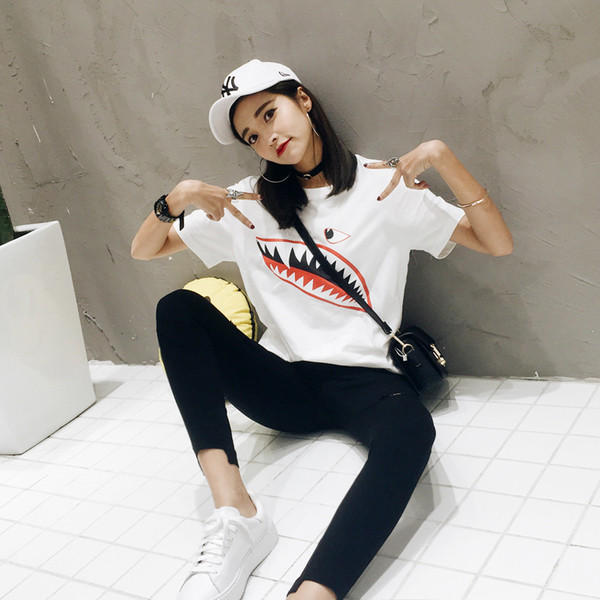 Női alkalmi blúz rövid ujjal, érdekes alkalmazással - fehér és fekete