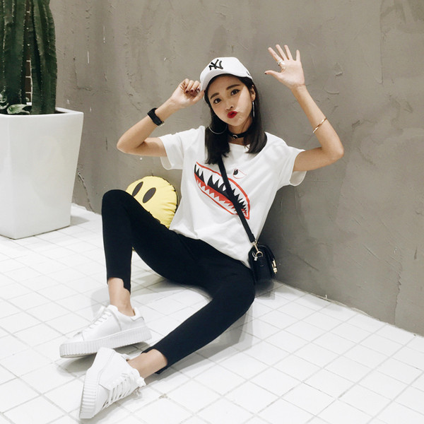 Női alkalmi blúz rövid ujjal, érdekes alkalmazással - fehér és fekete