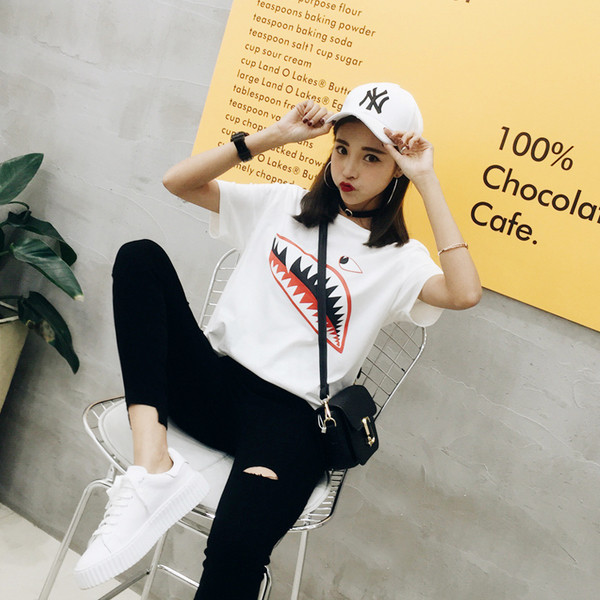 Női alkalmi blúz rövid ujjal, érdekes alkalmazással - fehér és fekete