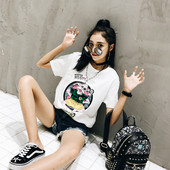 Καθημερινή γυναικεία  κοντή μπλούζα με ενδιαφέρουσα εφαρμογή - άσπρο και μαύρο χρώμα