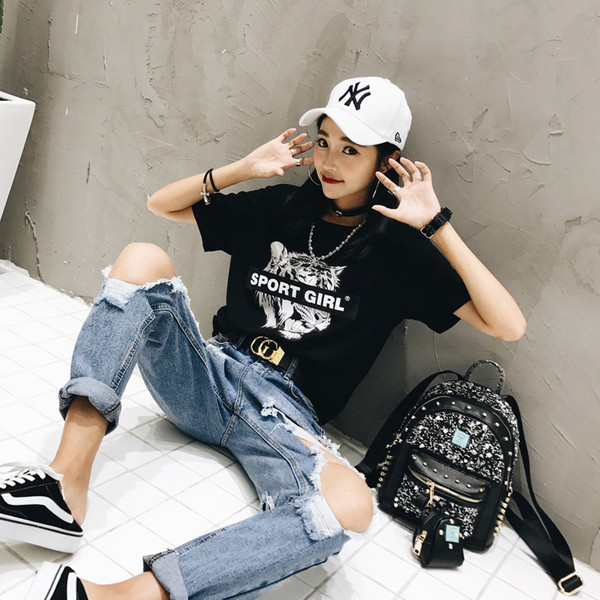 Καθημερινή γυναικεία μπλούζα με εφαρμογή και επιγραφή - λευκό και μαύρο χρώμα