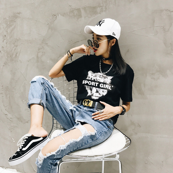 Καθημερινή γυναικεία μπλούζα με εφαρμογή και επιγραφή - λευκό και μαύρο χρώμα