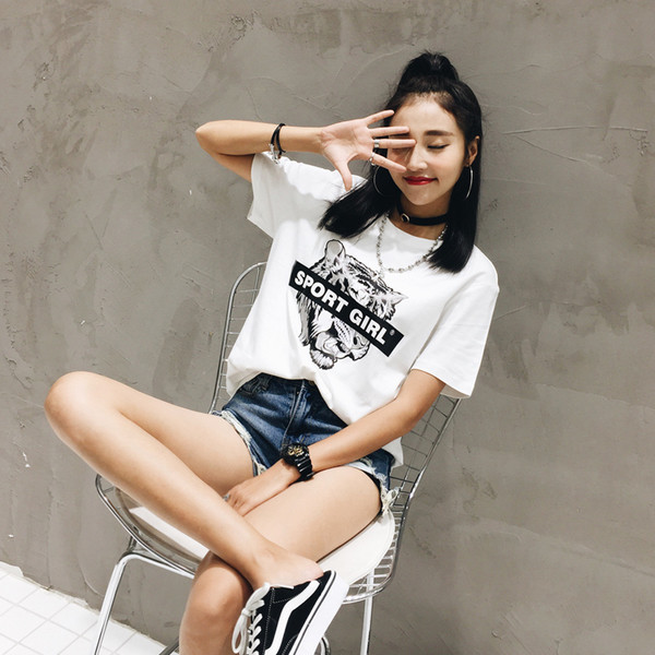 Καθημερινή γυναικεία μπλούζα με εφαρμογή και επιγραφή - λευκό και μαύρο χρώμα