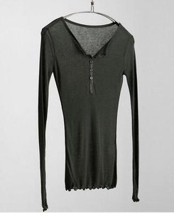 Κομψό γυναικείο πουκάμισο σε διάφορα χρώματα με ντεκολτέ σε σχήμα V με κουμπιά