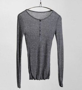 Κομψό γυναικείο πουκάμισο σε διάφορα χρώματα με ντεκολτέ σε σχήμα V με κουμπιά