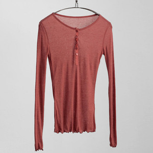 Κομψό γυναικείο πουκάμισο σε διάφορα χρώματα με ντεκολτέ σε σχήμα V με κουμπιά