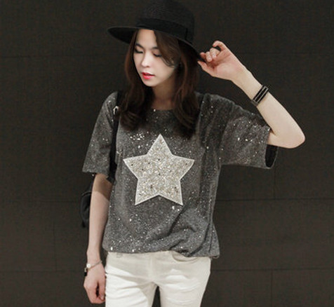 Μοντέρνο γυναικείο μπλουζάκι σε δύο χρώματα με εκτύπωση