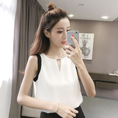 Egyszerű női felső V-nyakkal és fém díszítéssel