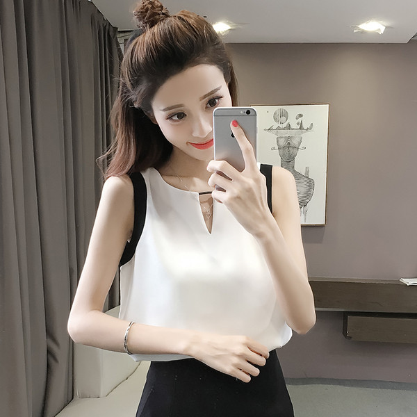 Egyszerű női felső V-nyakkal és fém díszítéssel