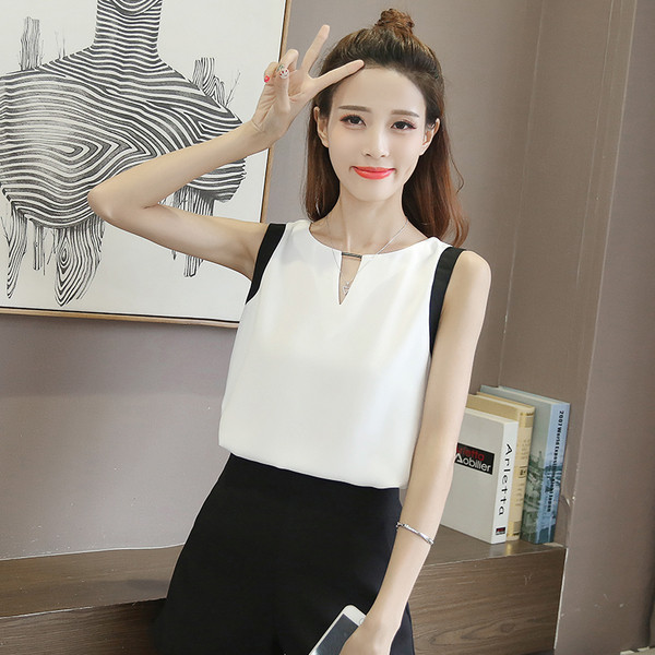 Egyszerű női felső V-nyakkal és fém díszítéssel