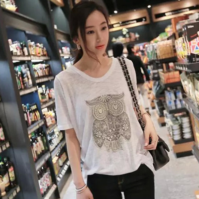 Stílusos női póló fehér színben, rövid ujjal és gyönyörű hímzéssel