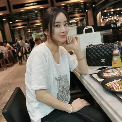 Stílusos női póló fehér színben, rövid ujjal és gyönyörű hímzéssel