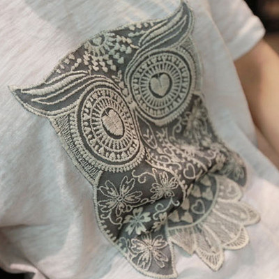 Stílusos női póló fehér színben, rövid ujjal és gyönyörű hímzéssel