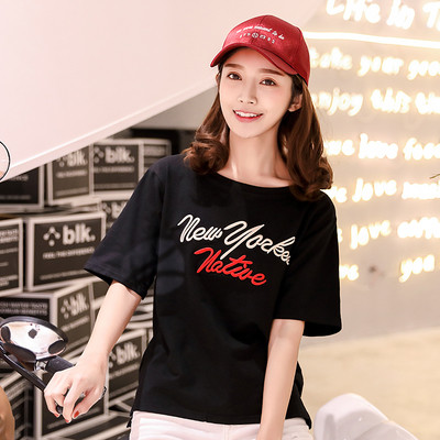 Αθλητικό κοντό μανίκι T-shirt σε διάφορα χρώματα με πολύχρωμη επιγραφή