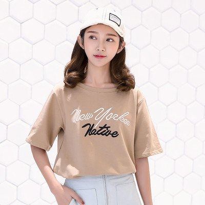 Αθλητικό κοντό μανίκι T-shirt σε διάφορα χρώματα με πολύχρωμη επιγραφή