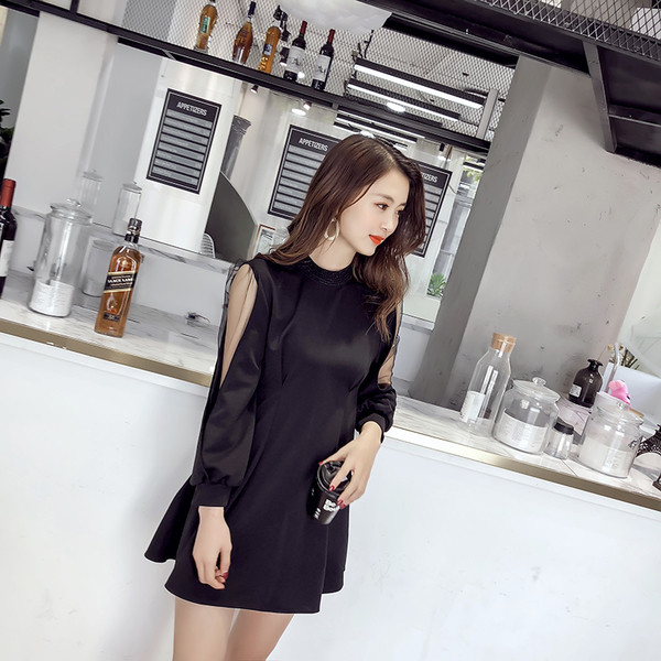 Μοντέρνο γυναικείο φόρεμα με διαφανή, φαρδιά μανίκια σε μαύρο χρώμα