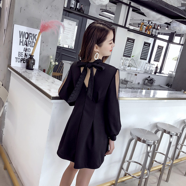 Μοντέρνο γυναικείο φόρεμα με διαφανή, φαρδιά μανίκια σε μαύρο χρώμα