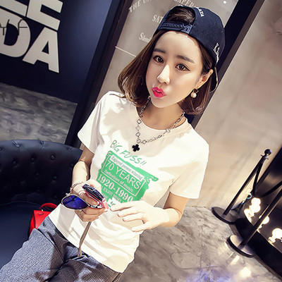 Női póló testen, rövid ujjal és különböző mintákkal