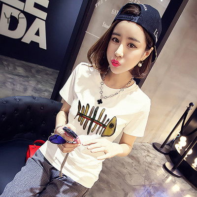 Női póló testen, rövid ujjal és különböző mintákkal