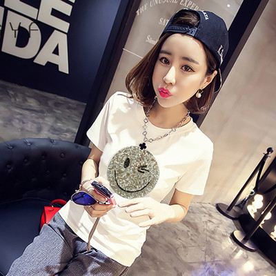 Női póló testen, rövid ujjal és különböző mintákkal