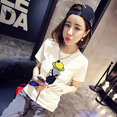 Női póló testen, rövid ujjal és különböző mintákkal