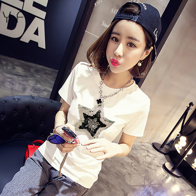 Női póló testen, rövid ujjal és különböző mintákkal