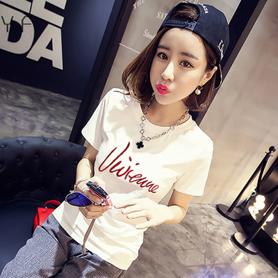 Női póló testen, rövid ujjal és különböző mintákkal