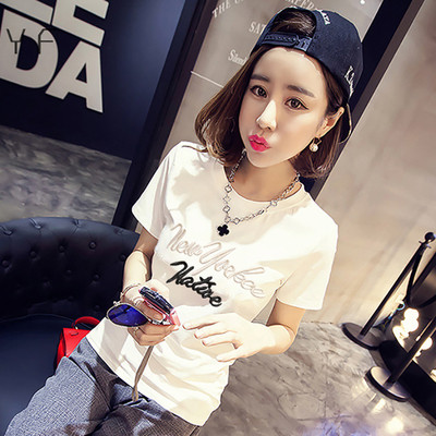 Női póló testen, rövid ujjal és különböző mintákkal