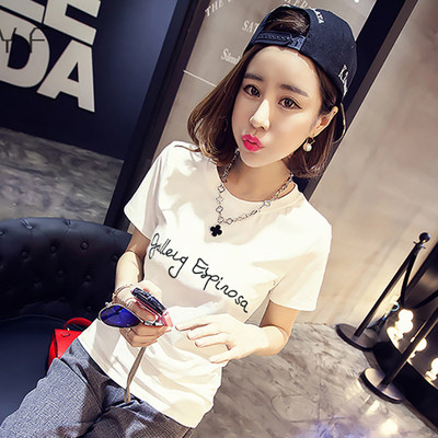 Női póló testen, rövid ujjal és különböző mintákkal