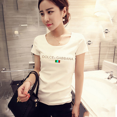 Női póló testen, rövid ujjal és különböző mintákkal