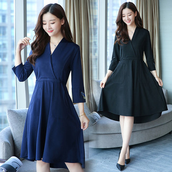 Az elegáns női ruha mély V-nyakkal, gyönyörű hímzéssel és zsebekkel