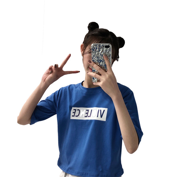 Καθημερινή γυναικεία T-shirt με φαρδιά μανίκια 3/4, ευρύ μοτίβο - μπλε και μαύρο