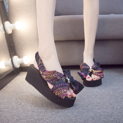 Női magas platformú szandál szalaggal és díszkövekkel