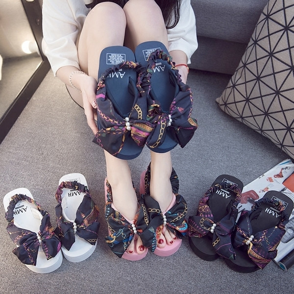 Női magas platformú szandál szalaggal és díszkövekkel