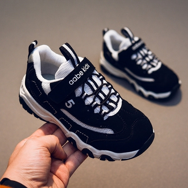 Gyermek sport és alkalmi unisex tornacipő magas talppal és fekete folttal