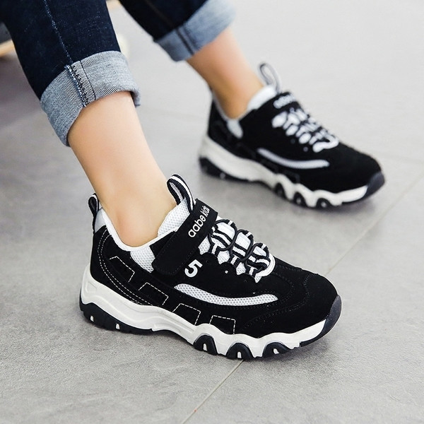 Gyermek sport és alkalmi unisex tornacipő magas talppal és fekete folttal